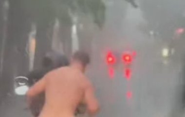 Турист посеред білого дня покатався голяка на мопеді – фото