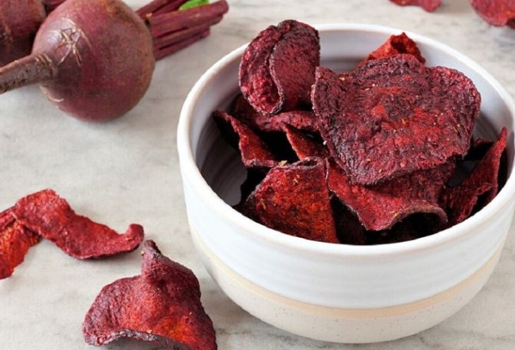 Бережем фигуру к лету: рецепт низкокалорийных свекольных чипсов