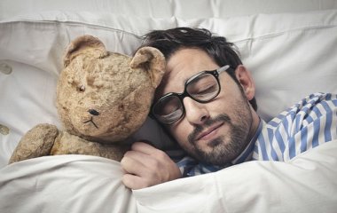 Инфантильный мужчина: 5 признаков парня, который ищет мамочку