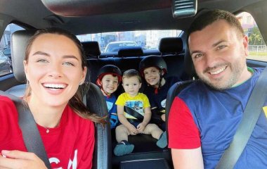 Жена Григория Решетника в мини-бикини посветила стройной фигурой на берегу моря