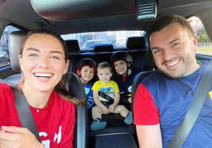 Жена Григория Решетника в мини-бикини посветила стройной фигурой на берегу моря