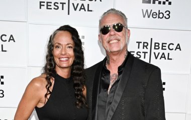 62-річний лідер Metallica освідчився коханій під водою просто під час дайвінгу з акулами