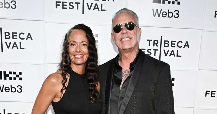 62-річний лідер Metallica освідчився коханій під водою просто під час дайвінгу з акулами