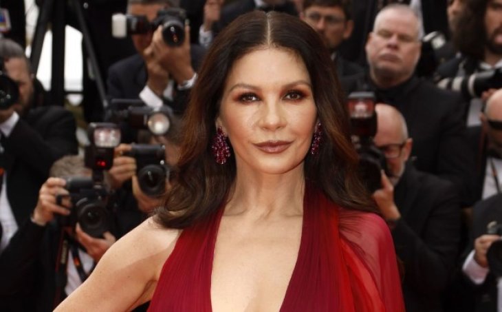 53-летняя Кэтрин Зета-Джонс в купальнике с пикантным разрезом посветила пышным декольте