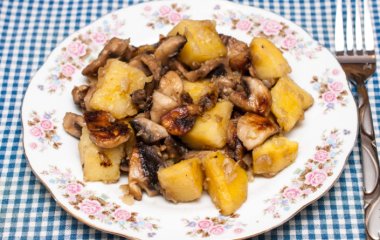 Как приготовить вкусный картофель с грибами на сковороде?