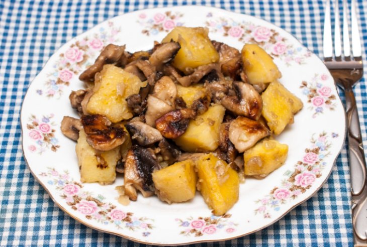 Как приготовить вкусный картофель с грибами на сковороде?