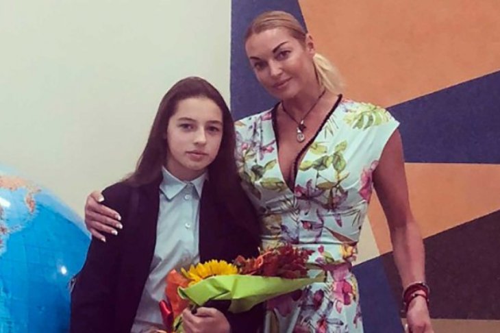 Дочь Анастасии Волочковой вышла в свет с возлюбленной отца