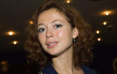 Елена Захарова восхитила красотой в белом платье с открытыми плечами