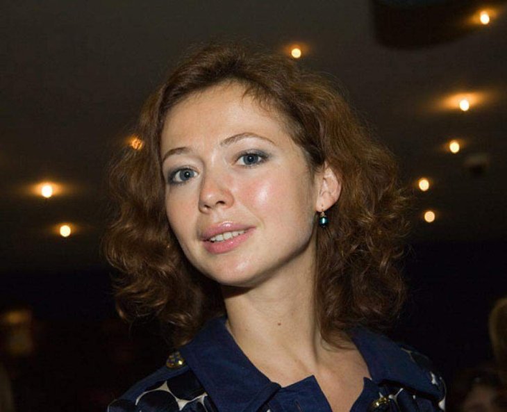 Елена Захарова восхитила красотой в белом платье с открытыми плечами
