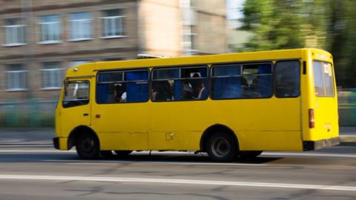 Сеть восхитил водитель киевской маршрутки, бесплатно угощающий пассажиров конфетами. Фото