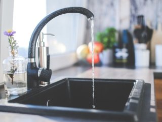 Чому небезпечно виливати окріп у раковину — що може статися