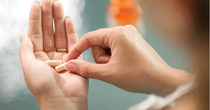 Популярна добавка може бути токсичною: невролог назвав вітамін, надлишок якого викликає оніміння кінцівок та біль