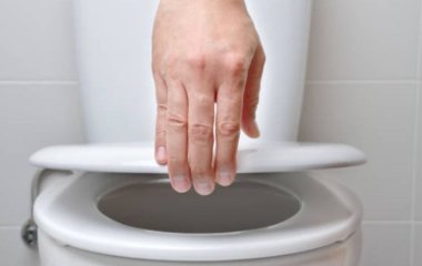 Лікарі попереджають: ознакою меланоми може стати колір сечі, що змінився.