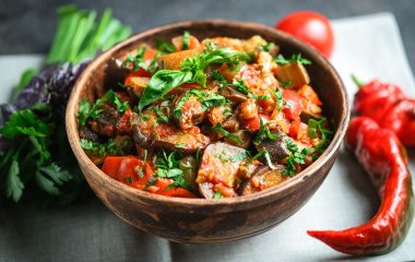 Вкусно и просто: рагу из баклажанов с помидорами