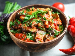 Вкусно и просто: рагу из баклажанов с помидорами
