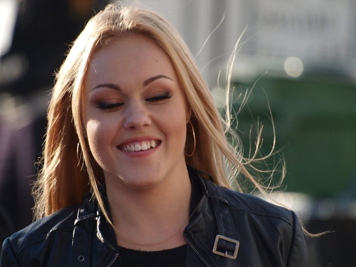 Певица Alyosha трогательно поздравила отца с днем рождения, опубликовав семейное фото