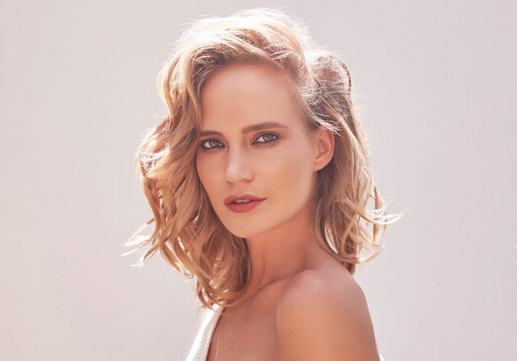 Глюкоза ужаснула народ огромными губами и пышным бюстом: Как это развидеть?