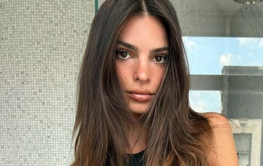 Модель Victoria's Secret показала роскошную фигуру в  купальнике