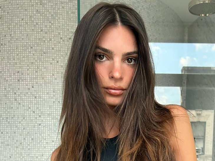 Модель Victoria's Secret показала роскошную фигуру в  купальнике