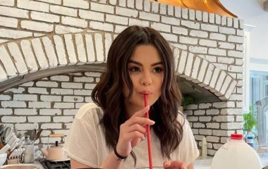 В кожаном мини: дерзкий выход Селены Гомес после незапланированного пирсинга