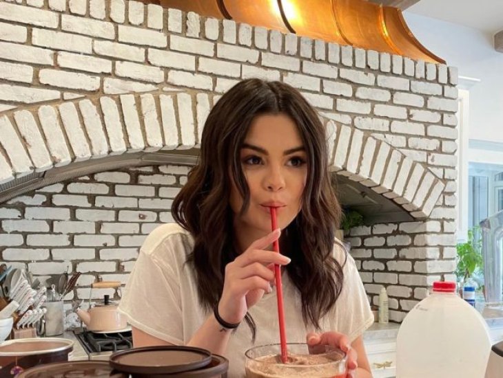 В кожаном мини: дерзкий выход Селены Гомес после незапланированного пирсинга