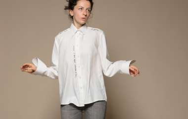 Старая белая рубашка — новые решения. Модные идеи на весну 2022