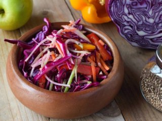 Вкусный салат из капусты на восточный манер – просто и быстро