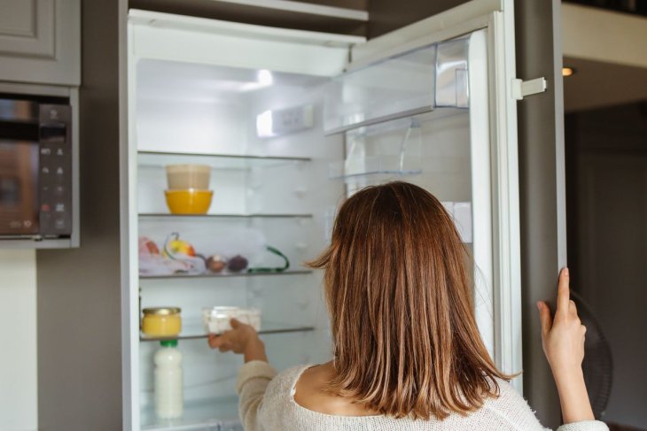 Дієтологи назвали продукти, які небезпечно їсти після закінчення терміну придатності