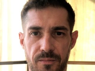 Актор Сергій Стрельніков після вступу до лав ЗСУ показав, як у бронежилеті тренується