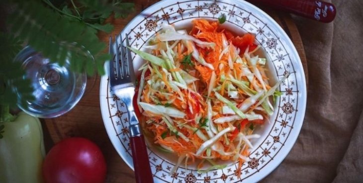 Источник витаминов: рецепт салата из капусты с перцем на зиму