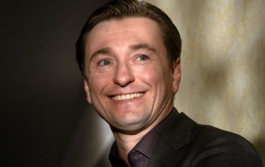 Сергей Безруков вместе с женой прогулялся по городу на велосипедах