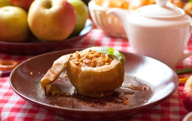 Запеченное яблоко с медом, орехами и изюмом