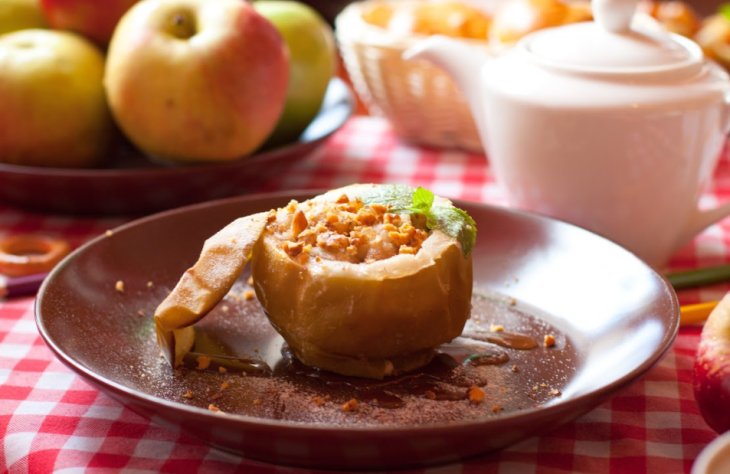 Запеченное яблоко с медом, орехами и изюмом