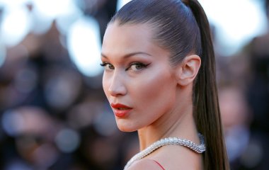Белла Хадид и Люпита Нионго носят одинаковые платья-жакеты