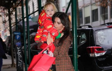 Эмили Ратаковски заметили во время прогулки с сыном