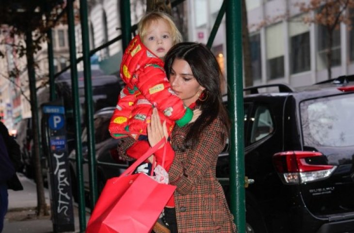 Эмили Ратаковски заметили во время прогулки с сыном