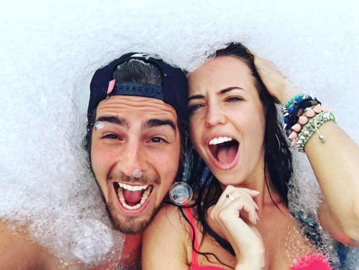 Надя Дорофеева показала стройные ножки в модном образе