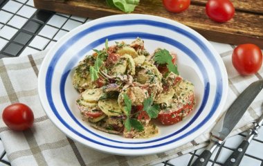 Пряный и освежающий: грузинский салат Глехурад из свежих овощей