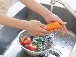 Какие продукты категорически не следует мыть: разъяснение врачей