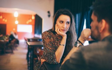 Собеседник не смотрит в глаза: 5 причин, и что они значат