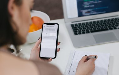 Лікар пояснив, як смартфони вбивають імунітет людини