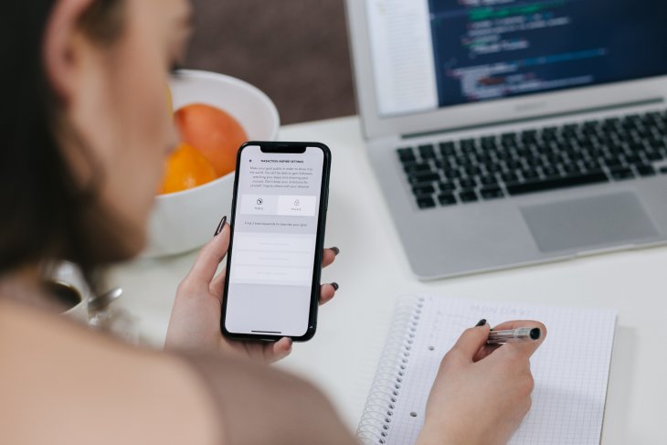 Лікар пояснив, як смартфони вбивають імунітет людини