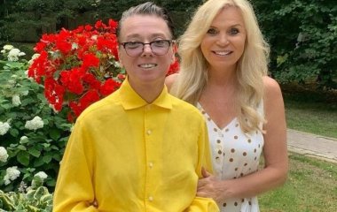 Жена Юдашкина в Х-силуэтном платье поддержала тренд на цвет «взбесившаяся Барби»