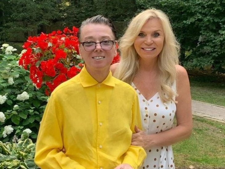 Жена Юдашкина в Х-силуэтном платье поддержала тренд на цвет «взбесившаяся Барби»