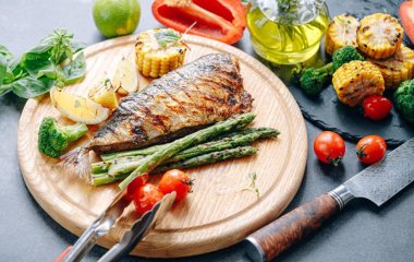 Без неприятного запаха и грязных рук: секрет идеальной скумбрии в духовке