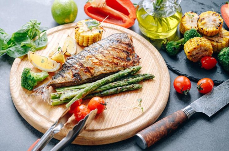 Без неприятного запаха и грязных рук: секрет идеальной скумбрии в духовке