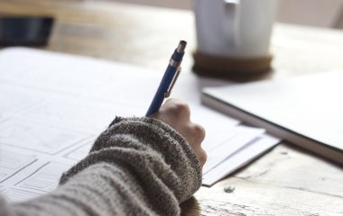 «Тому, хто знайде»: лист 10-річної дівчинки пролежав під сходами 44 роки — і його таки прочитали