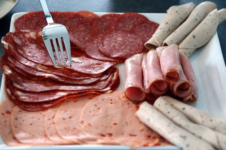 Специалисты назвали продукты, которые могут провоцировать развитие рака кишечника
