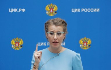 Ксения Собчак позировала в пастельном платье от Ульяны Сергеенко