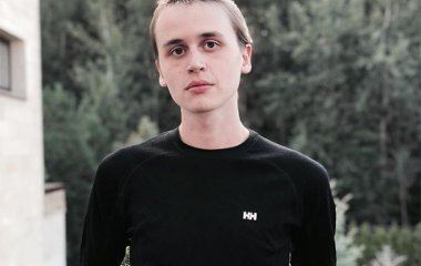 Сын Заворотнюк лишился волос на фоне слухов об ухудшении состояния матери